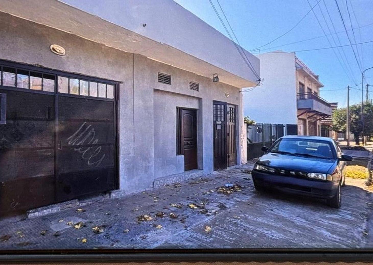 Venta Dos Casas con Local sobre Avenida