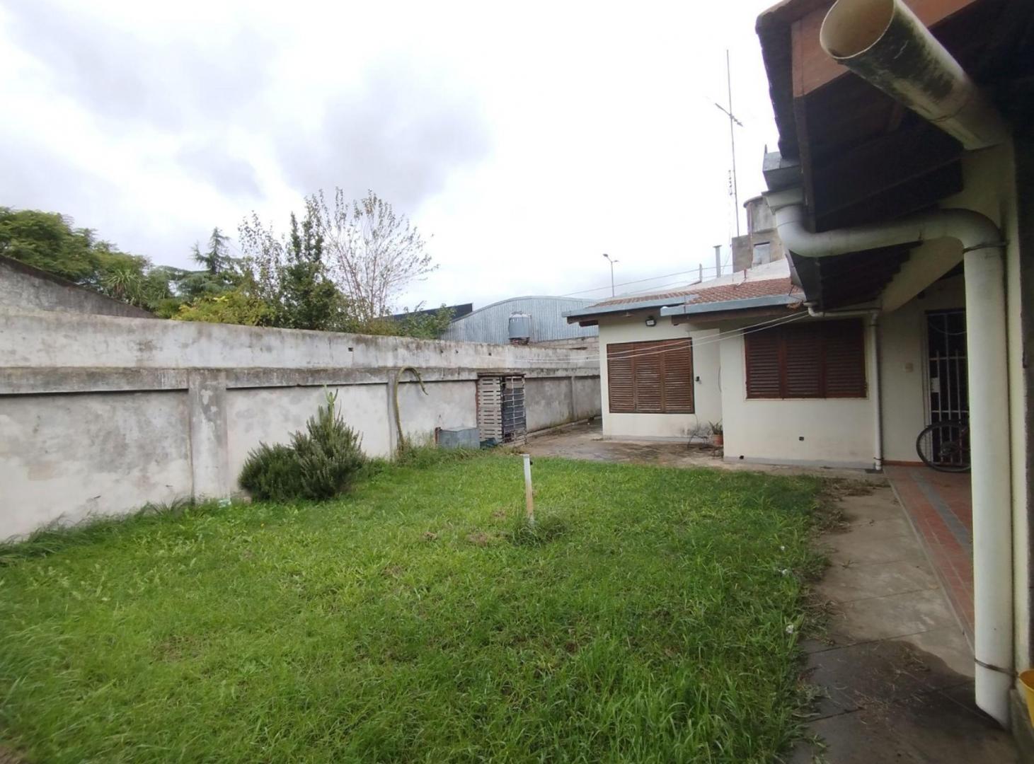 Foto de Venta casa quincho local sobre avenida, imagen 3