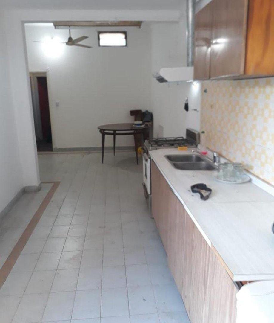 Foto de EXCELENTE LOTE Y CASA A RECICLAR EN MORENO CENTRO, imagen 2