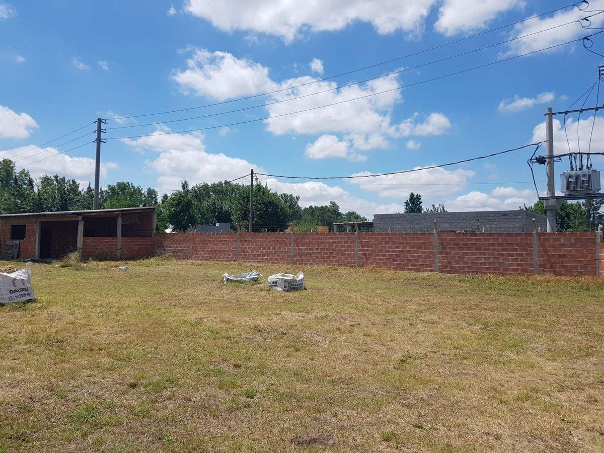 Foto de Lote de 846 m2 con MEJORAS en "ROBLES DE ALVAREZ", imagen 2