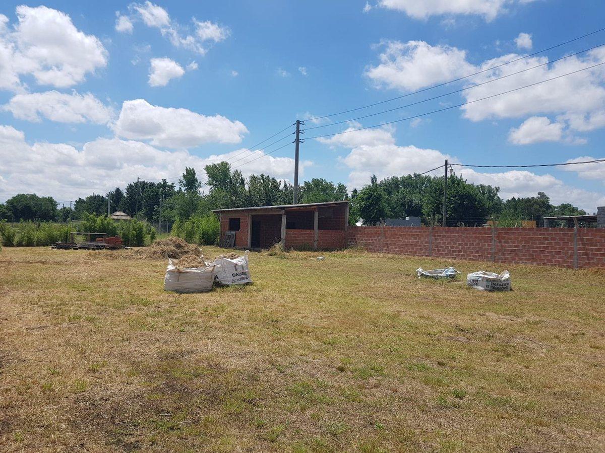 Foto de Lote de 846 m2 con MEJORAS en "ROBLES DE ALVAREZ", imagen 4