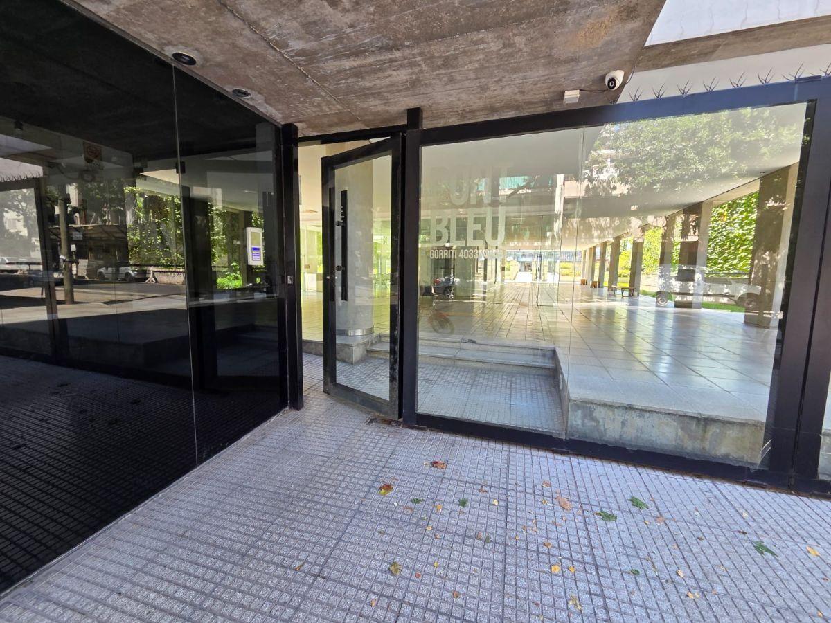 COCHERA FIJA CUBIERTA, 13 M2 CON ESPACIO BAULERA, CON ENTRADA POR 2 CALLES