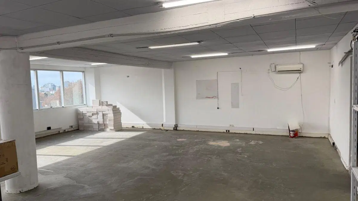 Oficina Piso Alto 126 m² Cochera Fija Contrafrente Planta Libre Vigilancia 1