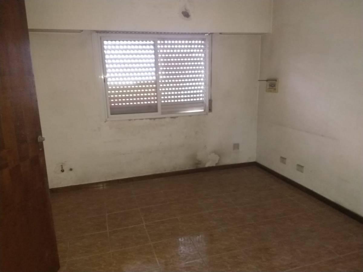 Galpón de 600 m2 con oficinas y vestuarios en Pompeya