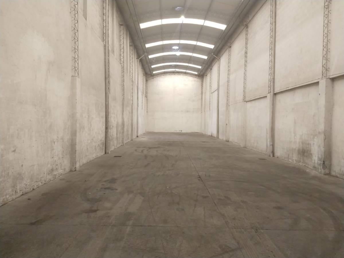 Foto de Galpón de 600 m2 con oficinas y vestuarios en Pompeya, imagen 2