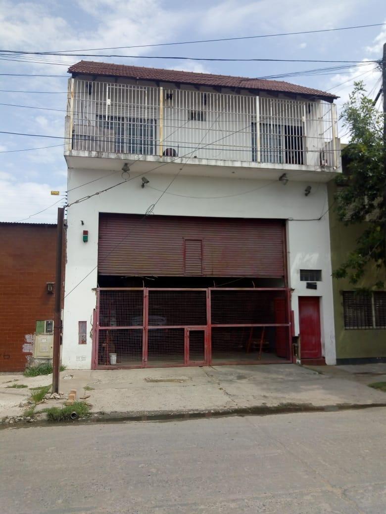 RETASADO! Venta Galpón de 600 m2 con oficinas y vestuarios en Pompeya