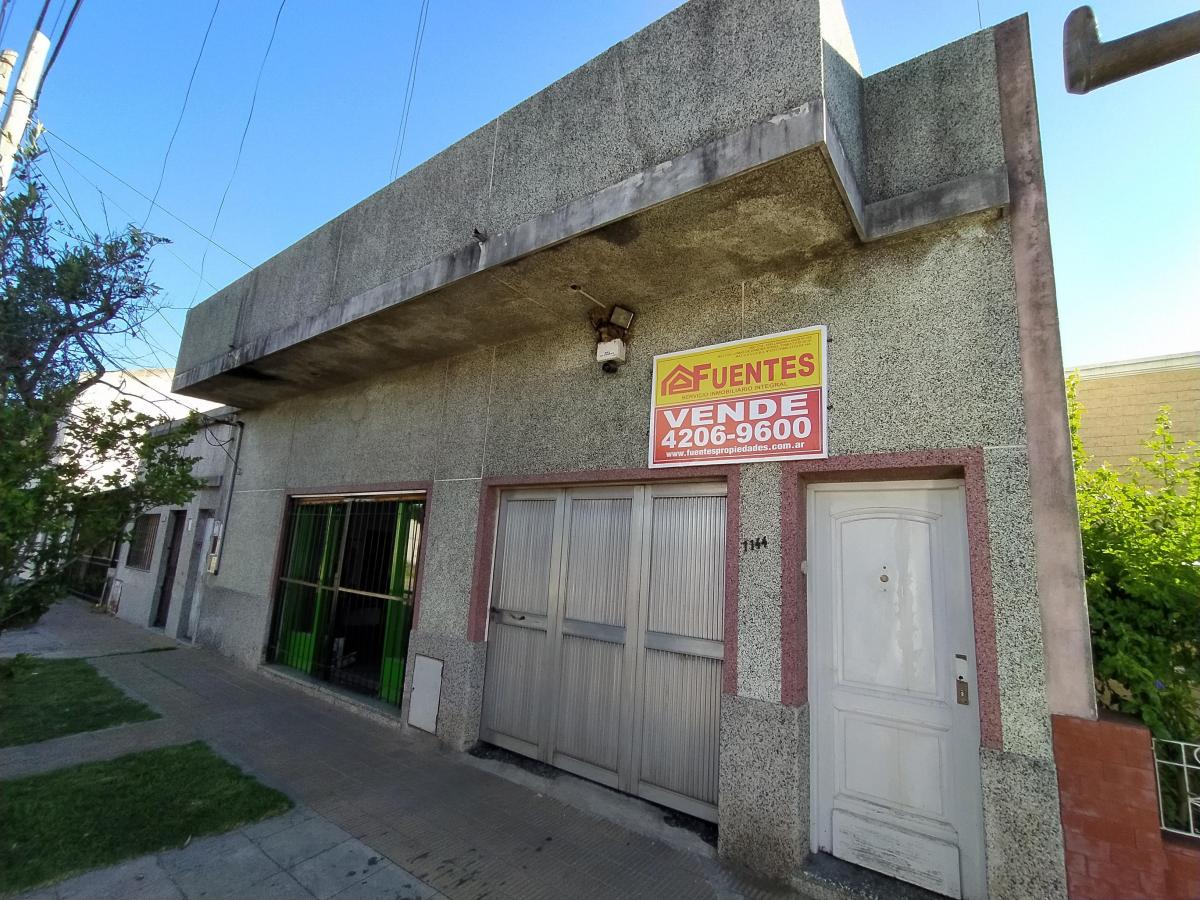 CASA DE 3 AMBIENTES CON COCHERA Y LOCAL EN EXCELENTE LOTE