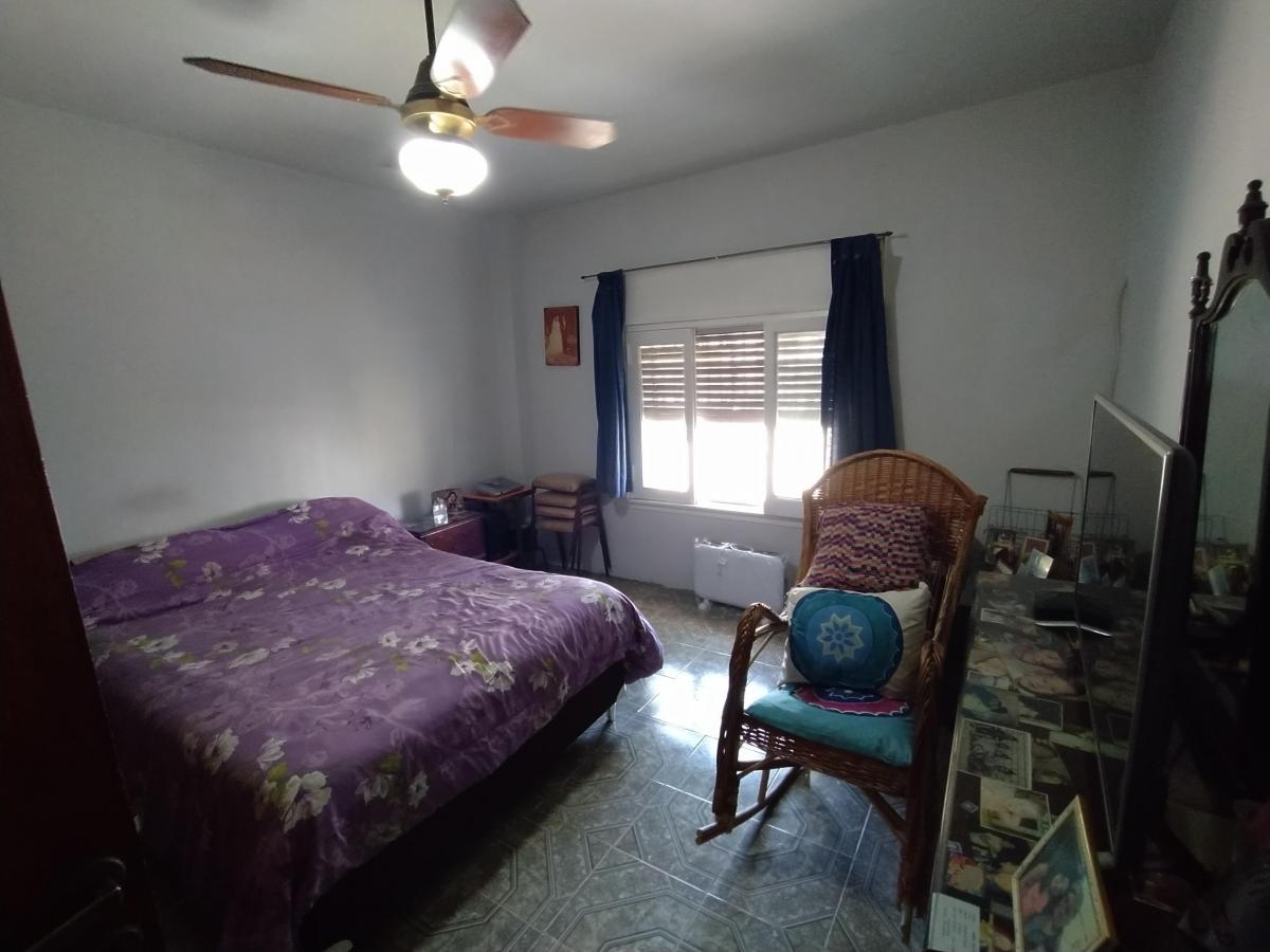 Casa De Dos Plantas Con Cochera Y Terraza En Sarandi