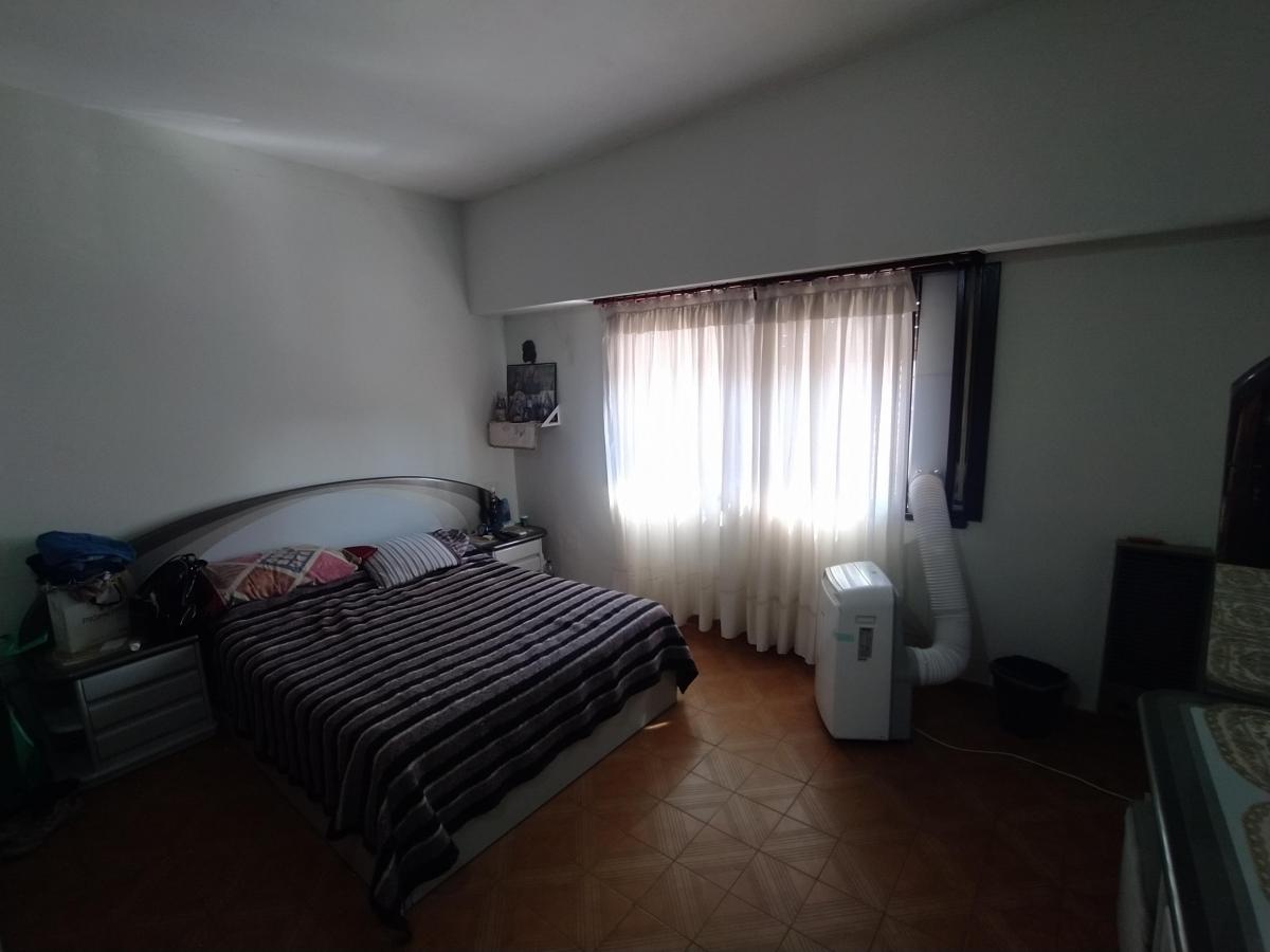 Casa de 3 Amb. con Cochera y Patio + Varios Deptos con Renta Fija en Bernal. 1