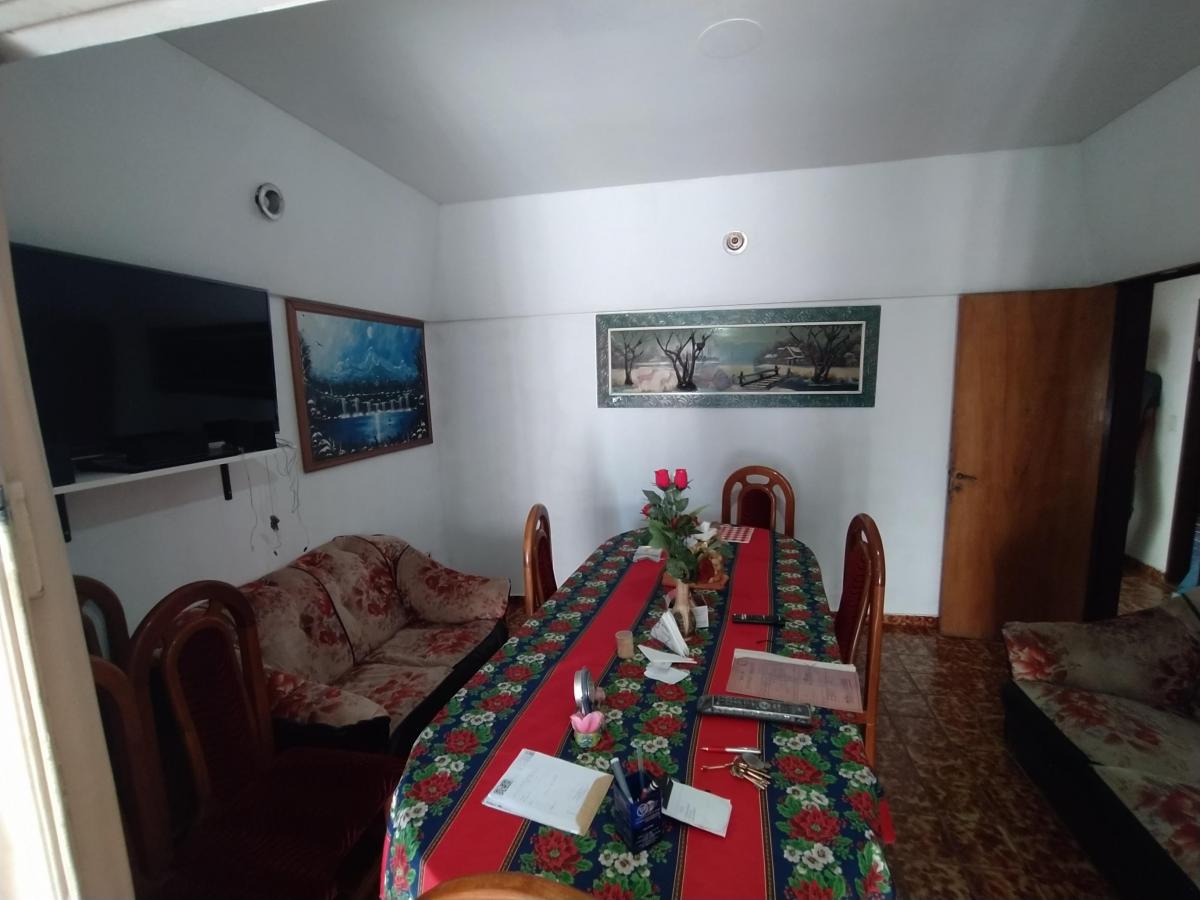 Casa de 3 Amb. con Cochera y Patio + Varios Deptos con Renta Fija en Bernal. 2