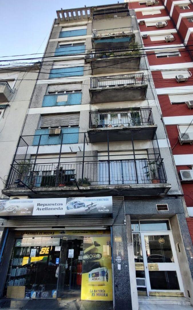 DEPARTAMENTO DE 4 AMBIENTES + DEPENDENCIA BALCÓN AL FRENTE