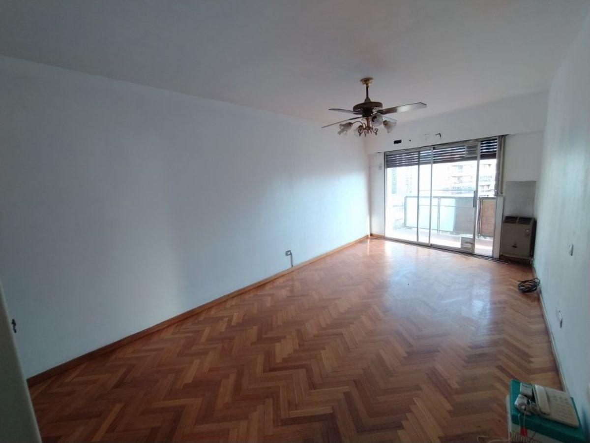Foto de AMPLIO DEPARTAMENTO DE 4 AMBIENTES CON BALCÓN CORRIDO AL FRENTE SOBRE, imagen 5