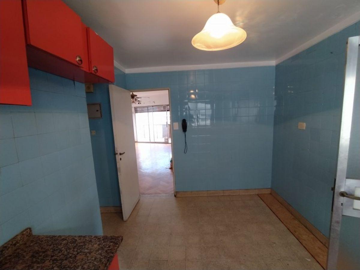 Foto de AMPLIO DEPARTAMENTO DE 4 AMBIENTES CON BALCÓN CORRIDO AL FRENTE SOBRE, imagen 4