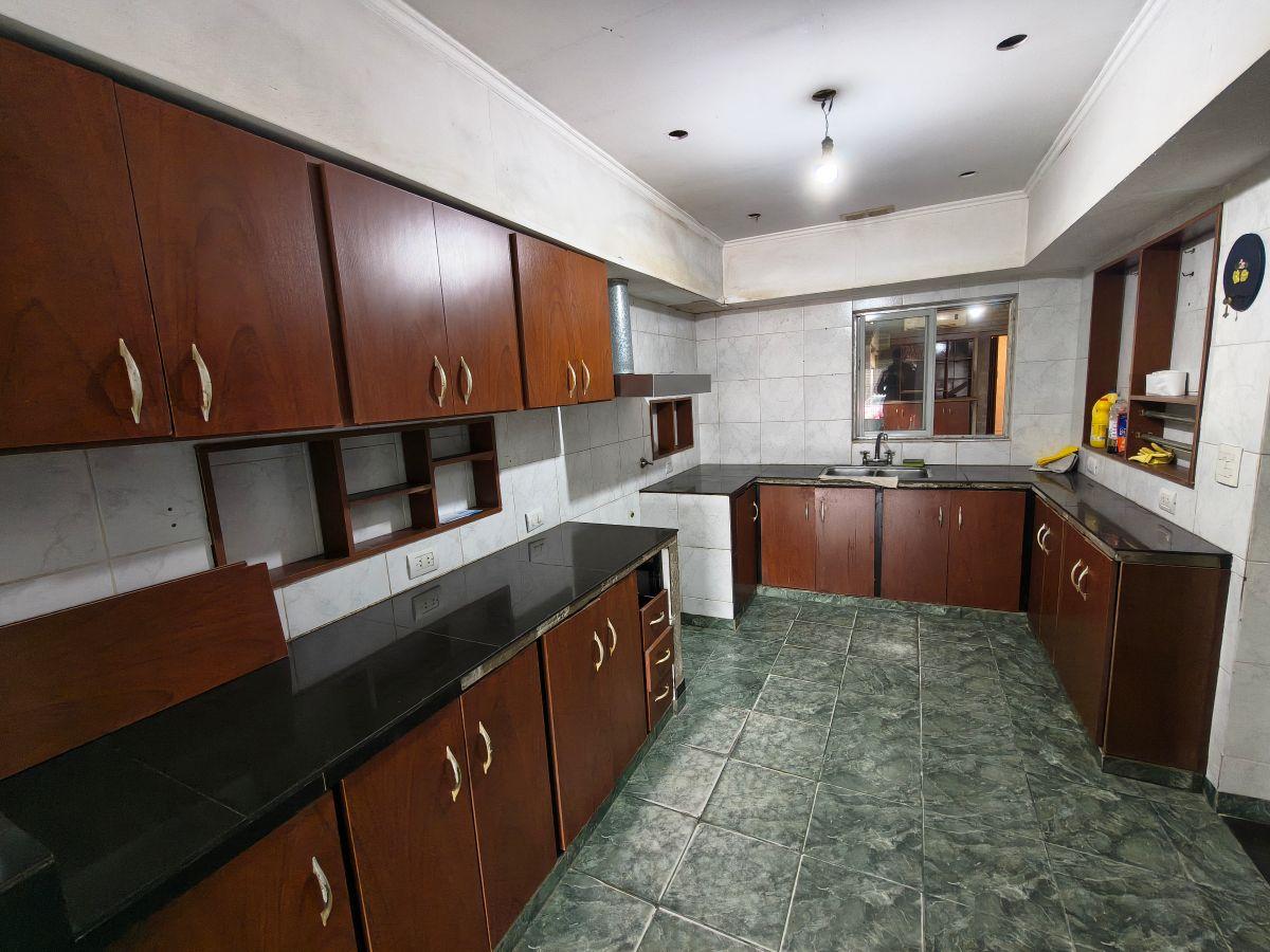 Foto de CASA DE 4 AMBIENTES CON COCHERA, PATIO Y TERRAZA EN SARANDÍ, imagen 5
