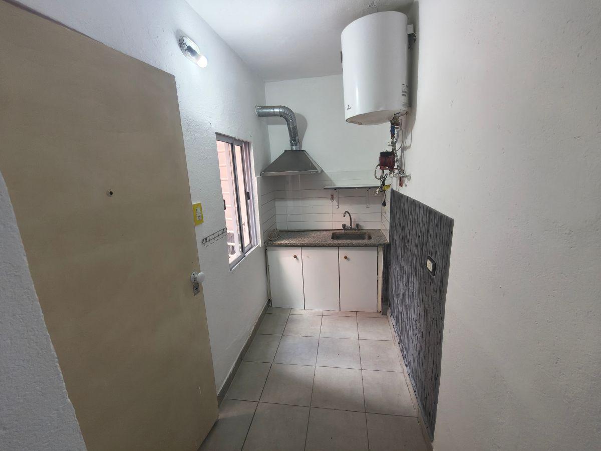 Foto de PH TIPO MONOAMBIENTE CON PEQUEÑO PATIO EN SARANDÍ, imagen 3