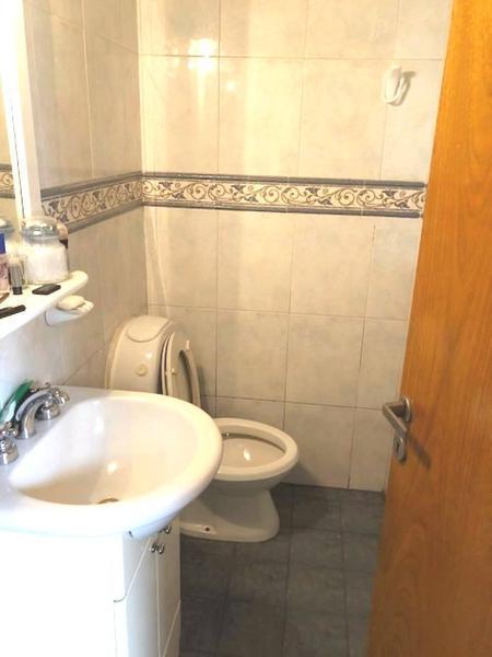 Venta Gran Casa Sobre Lote de 320 m² con Cocheras, Fondo y Quincho en Liniers 3