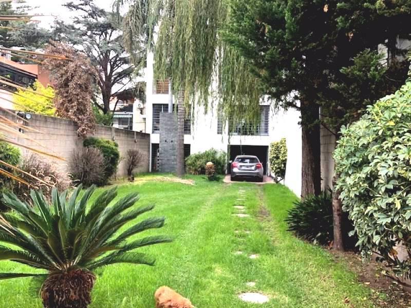 Venta Gran Casa Sobre Lote de 320 m² con Cocheras, Fondo y Quincho en Liniers 5