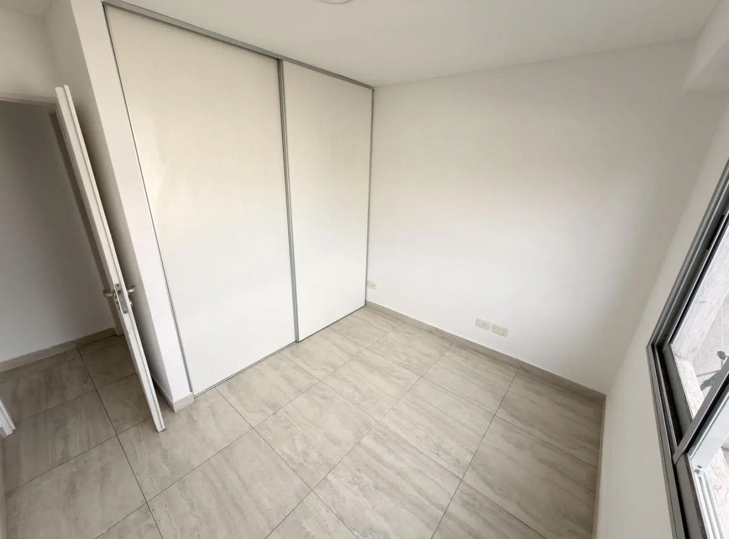 Alquiler de Departamento al Frente con balcón 4