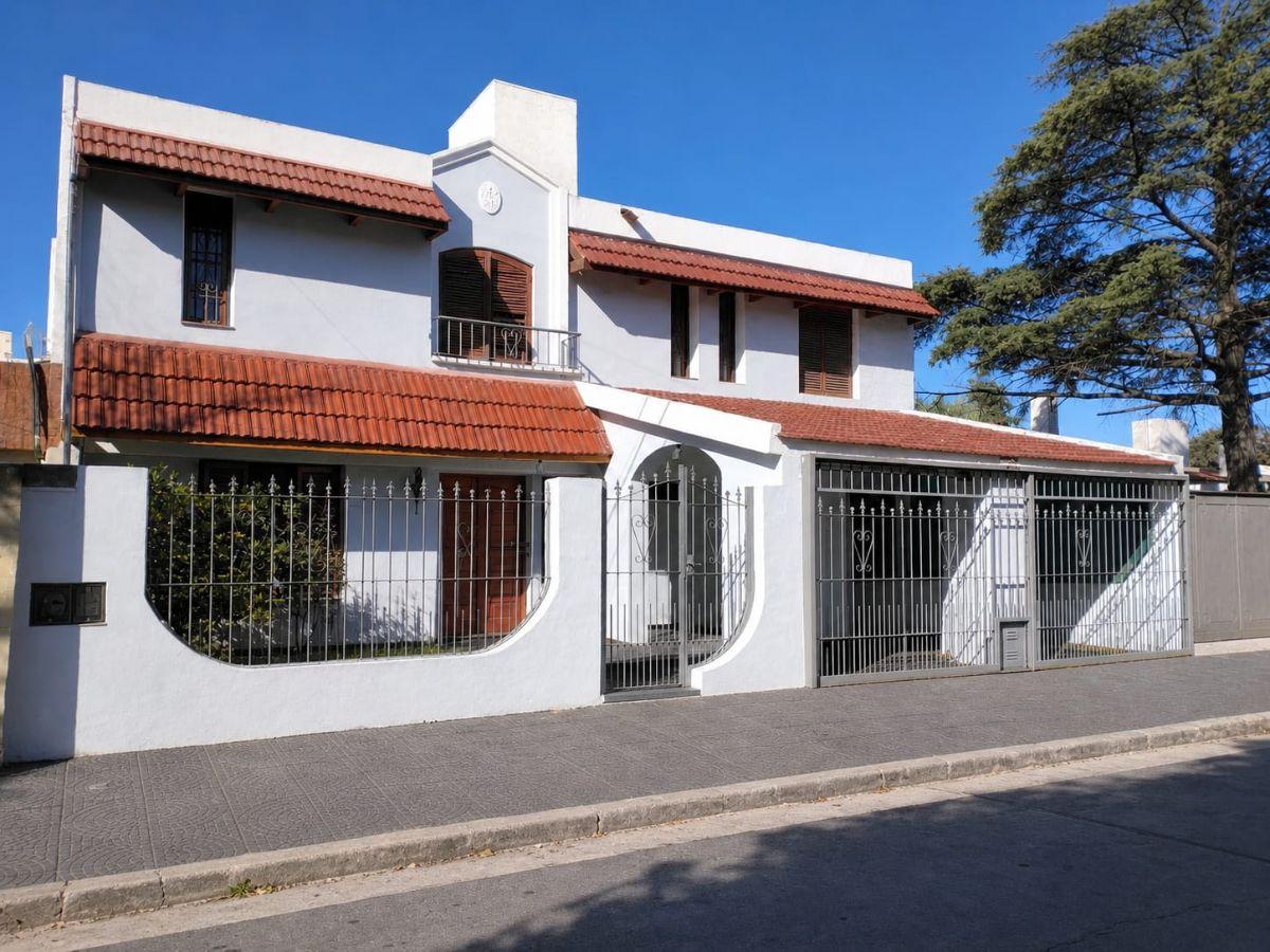venta. Casa en Parque Latino | 5 dormitorios | Pileta | Quincho | Apta crédito