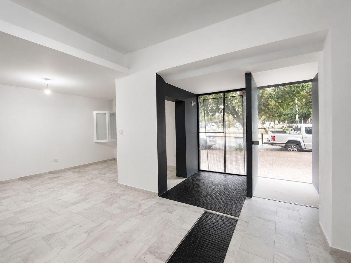 Venta. Local comecial frente al colegio Dante Alighieri