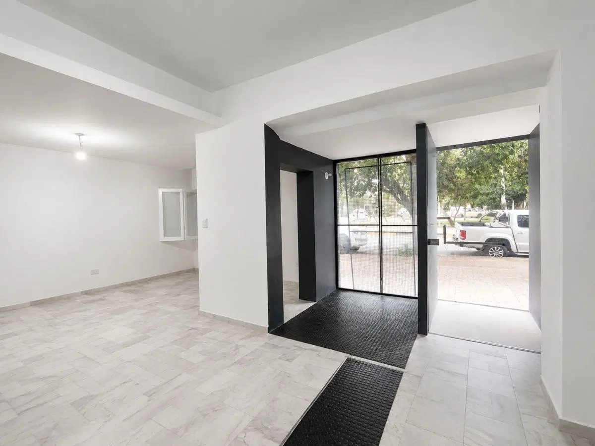 Venta. Local comecial frente al colegio Dante Alighieri 5