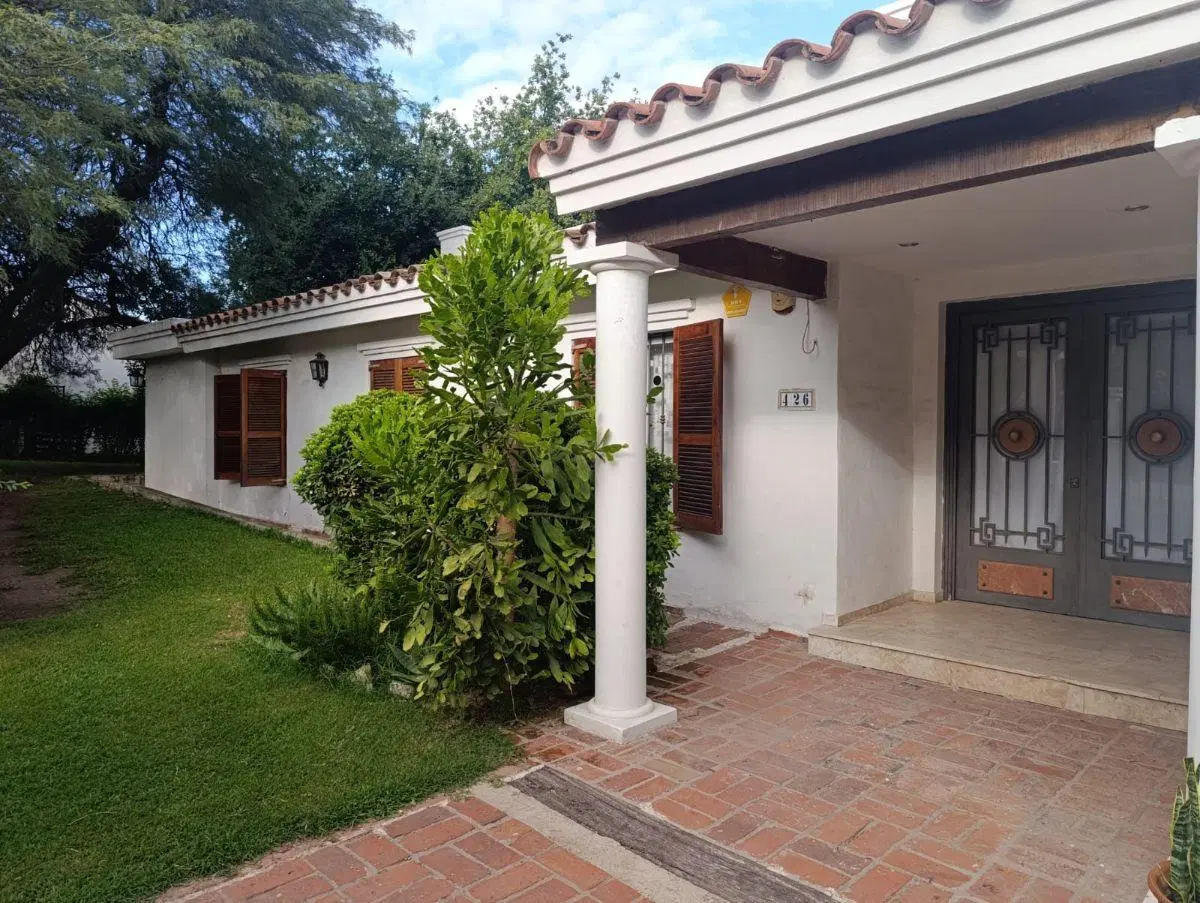 Casa en ALQUILER - con 4 habitaciones en 2000 m² en Villa Allende Golf 2