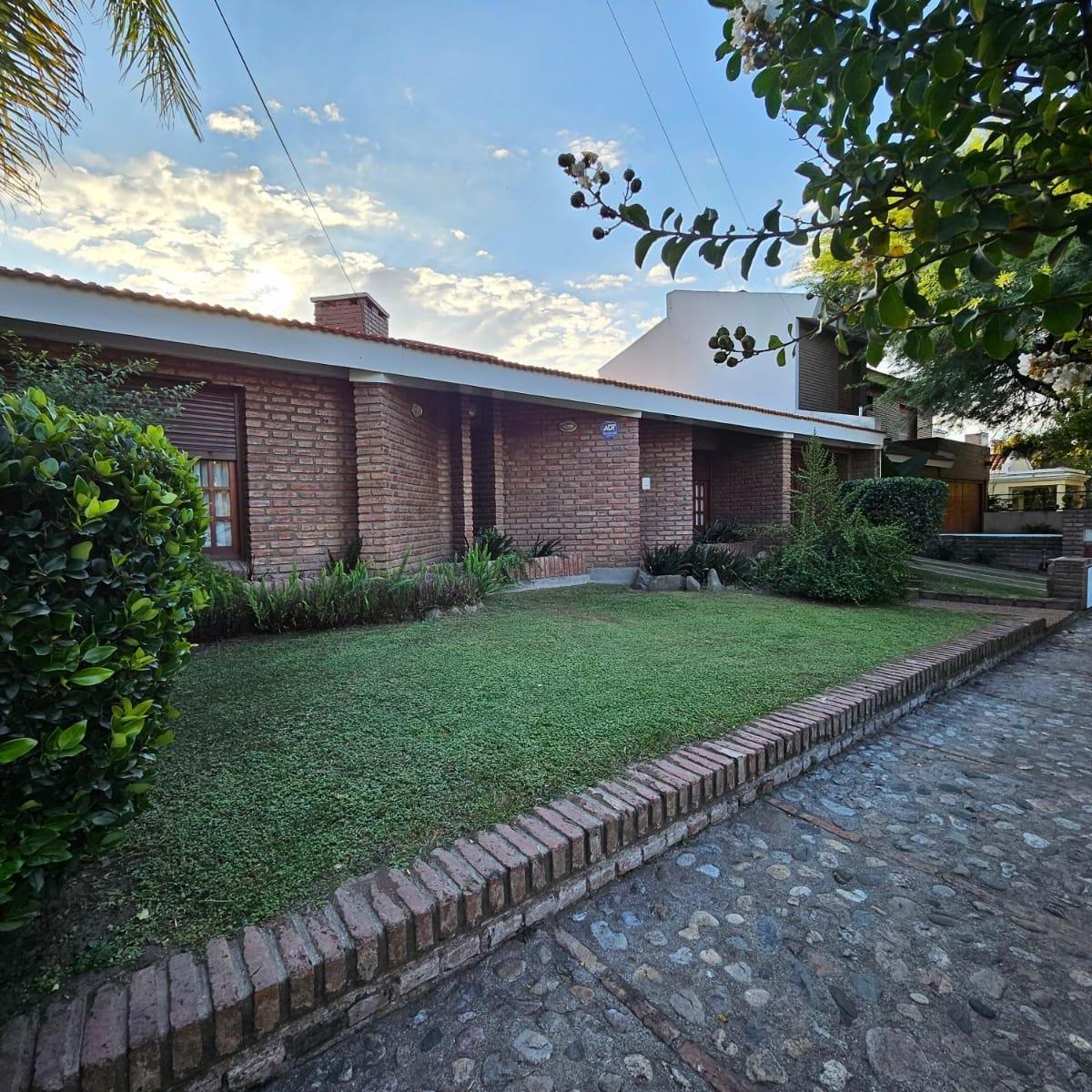Casa con Pileta, Quincho y Gran Terreno en Villa Belgrano 2