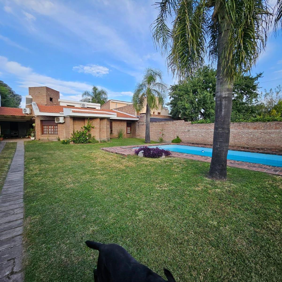Casa con Pileta, Quincho y Gran Terreno en Villa Belgrano 1
