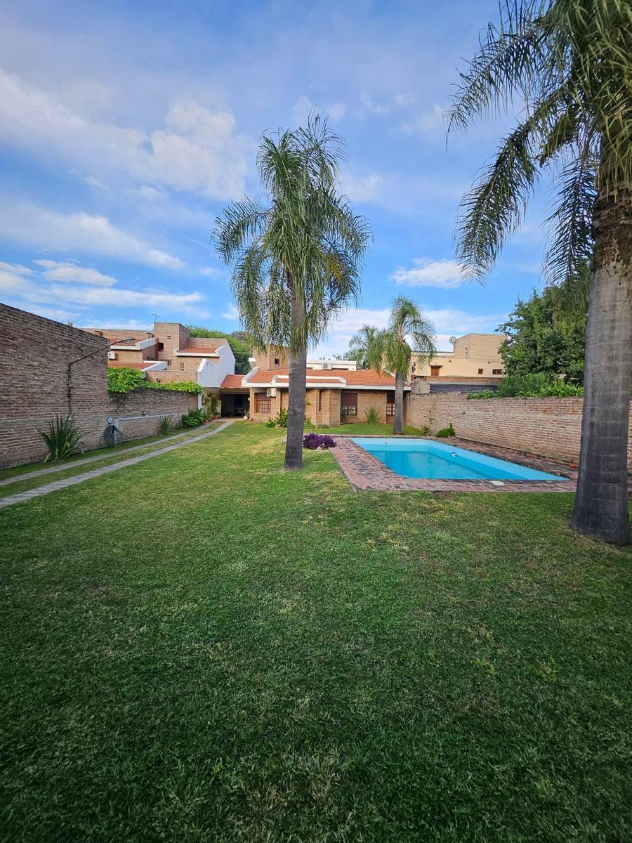 Casa con Pileta, Quincho y Gran Terreno en Villa Belgrano 1