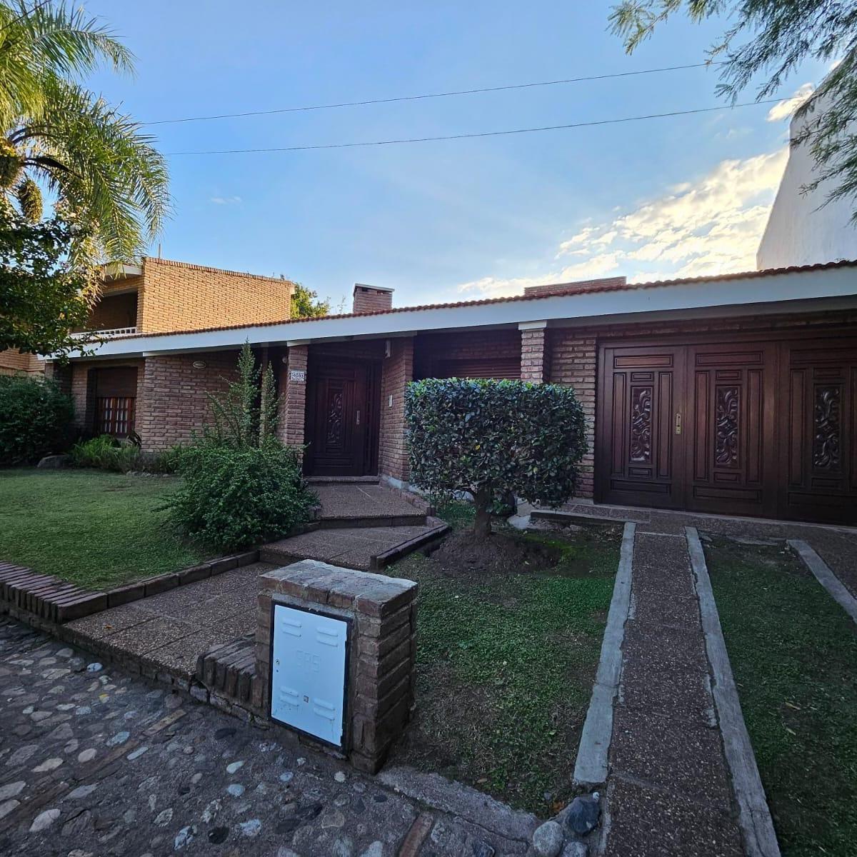 Casa con Pileta, Quincho y Gran Terreno en Villa Belgrano 3
