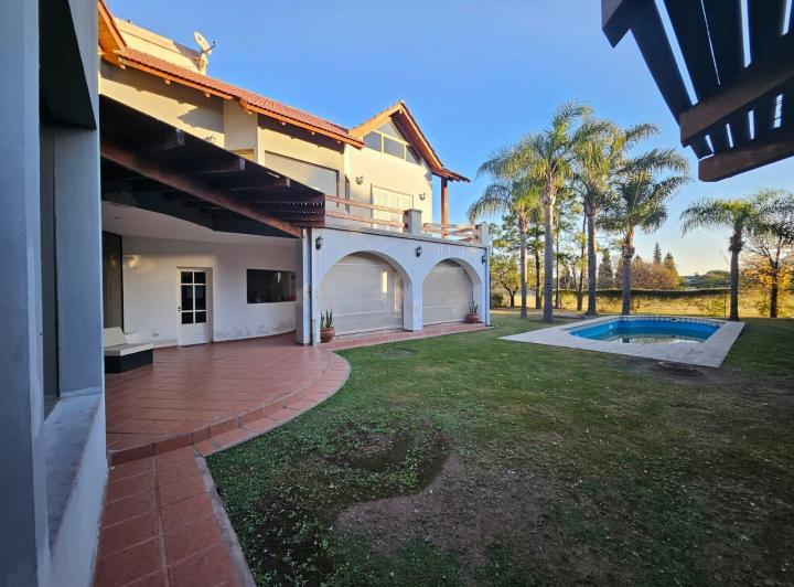 Casa en Country Jockey Club central fondo golf. 1