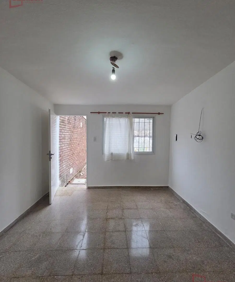 Casa de 2 dormitorios en alquiler – Barrio Iponá 3