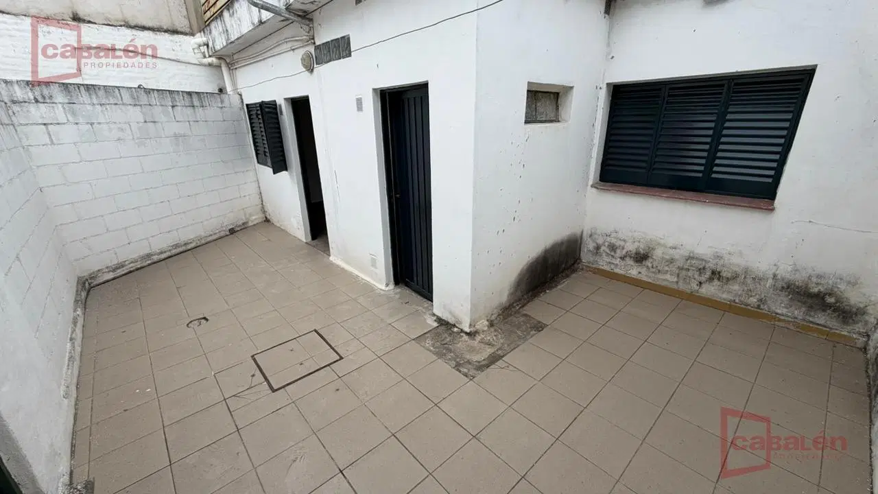 Alquiler de casa de 2 dormitorios con patio y cochera en Barrio Jardín 2