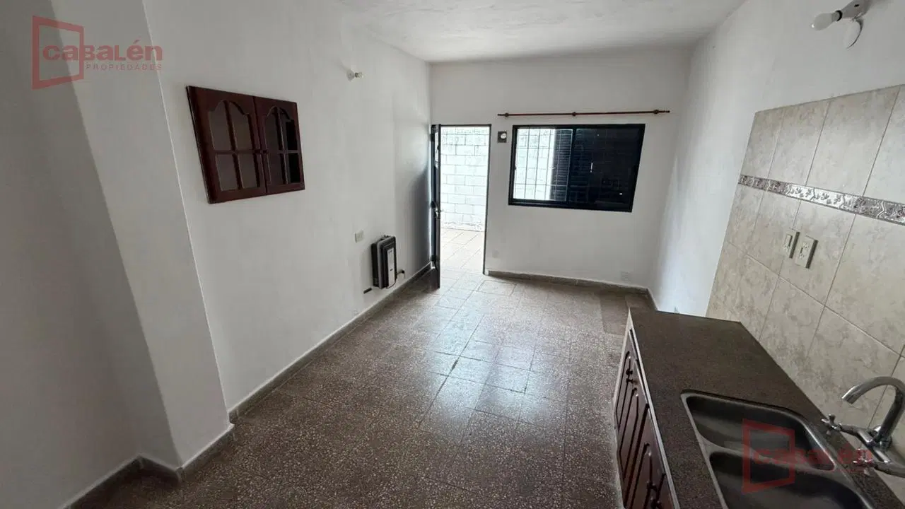 Alquiler de casa de 2 dormitorios con patio y cochera en Barrio Jardín 4