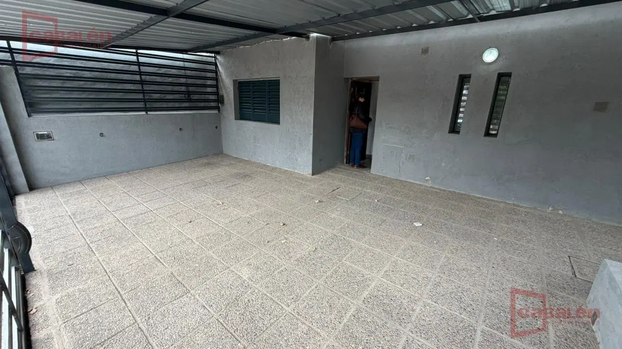 Alquiler de casa de 2 dormitorios con patio y cochera en Barrio Jardín 5