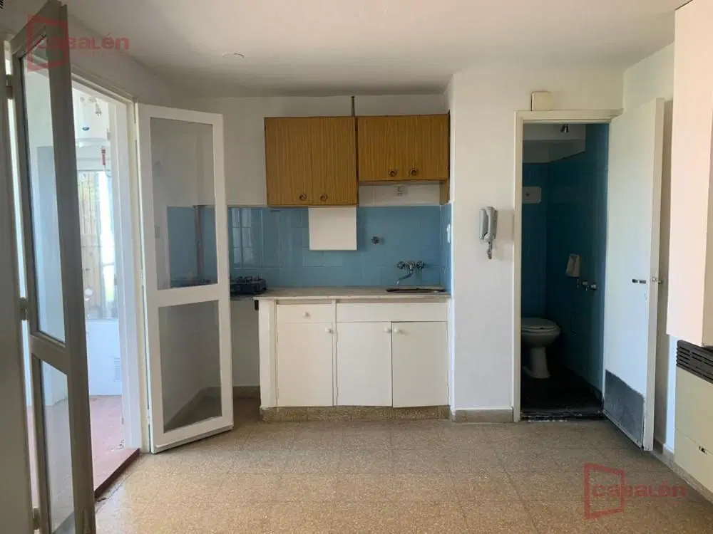 Monoambiente en alquiler con balcón – Calle Bolivia 45 4