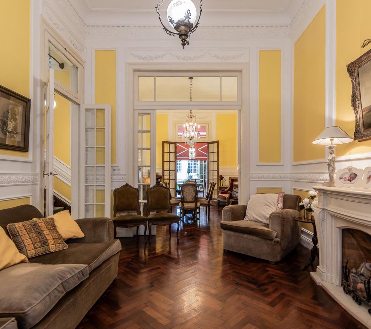 Exclusiva Casa Amplio Jardín Césped! Quincho, Parrilla y Pileta en Caballito, Excelente Estado! 2