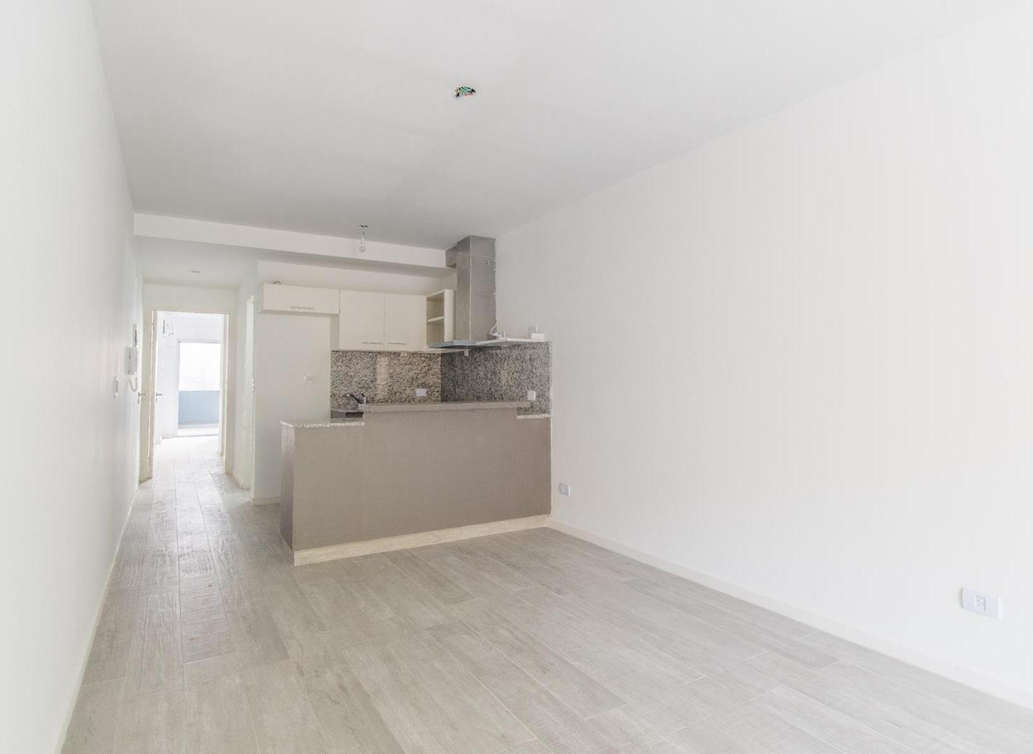 Foto de Único depto de 2 Amb, con Cochera Doble, Suite Toilette, Patio, Balcón, imagen 3