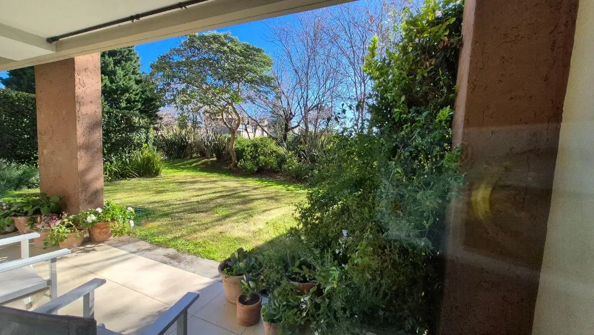 Muy lindo departamento-casita En una planta con dos cocheras. Unico 3