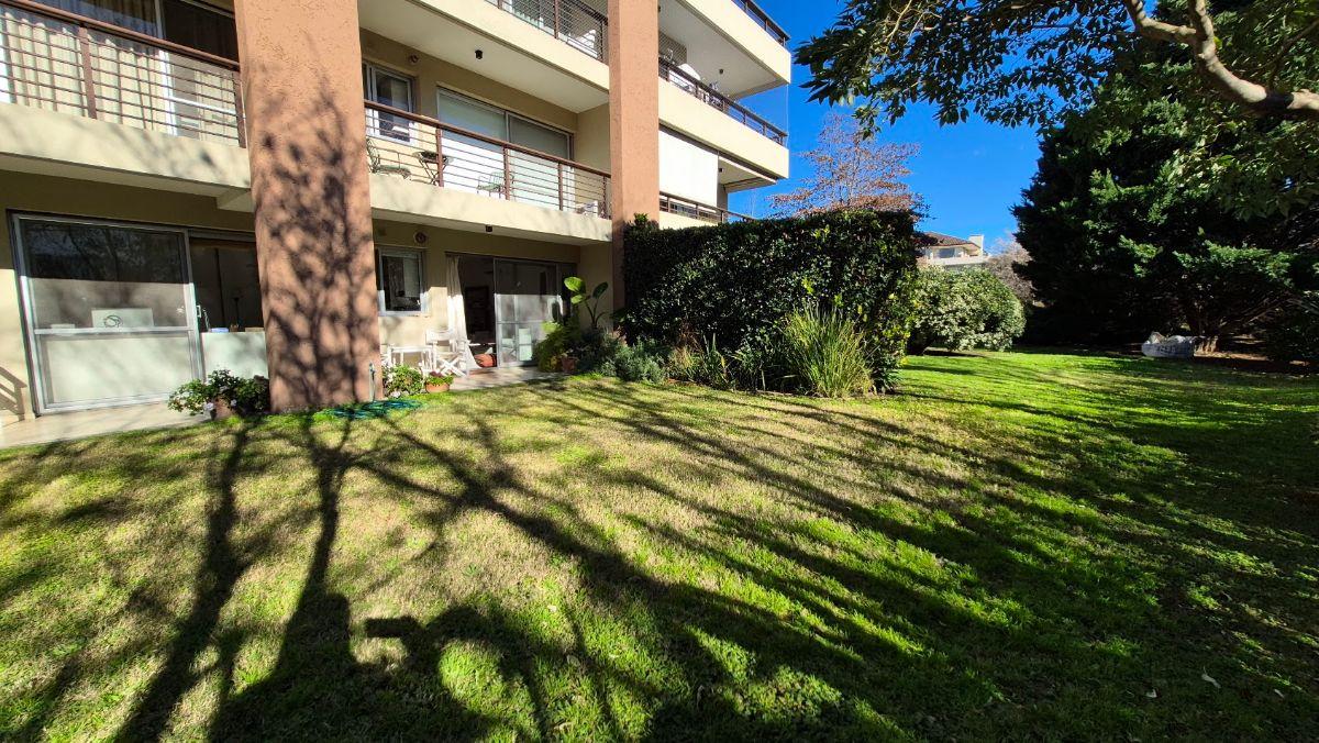 Muy lindo departamento-casita En una planta con dos cocheras. Unico