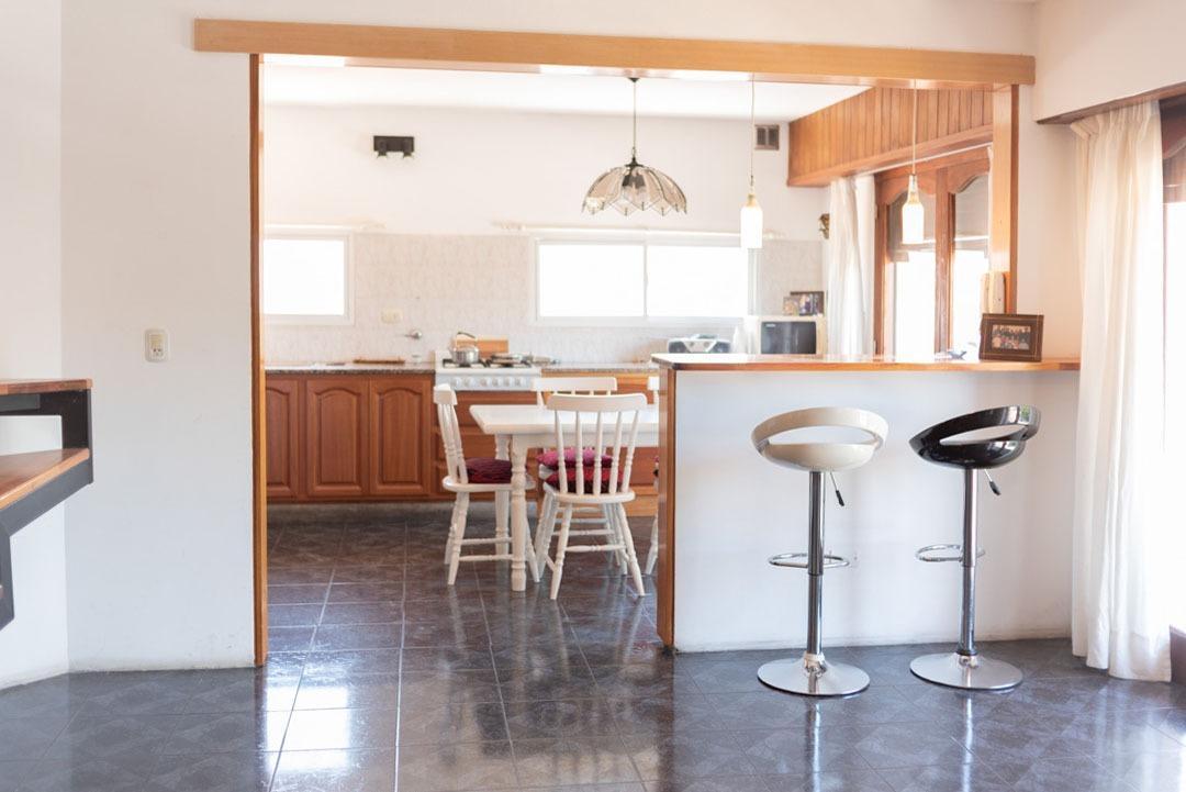 Foto de IMPERDIBLE!! VENDO Chalet 4 amb a la calle c/balcon + galpón, imagen 4