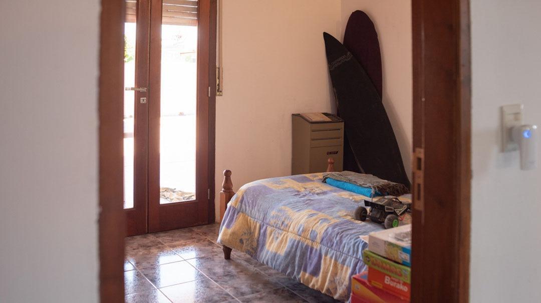 Foto de IMPERDIBLE!! VENDO Chalet 4 amb a la calle c/balcon + galpón, imagen 3