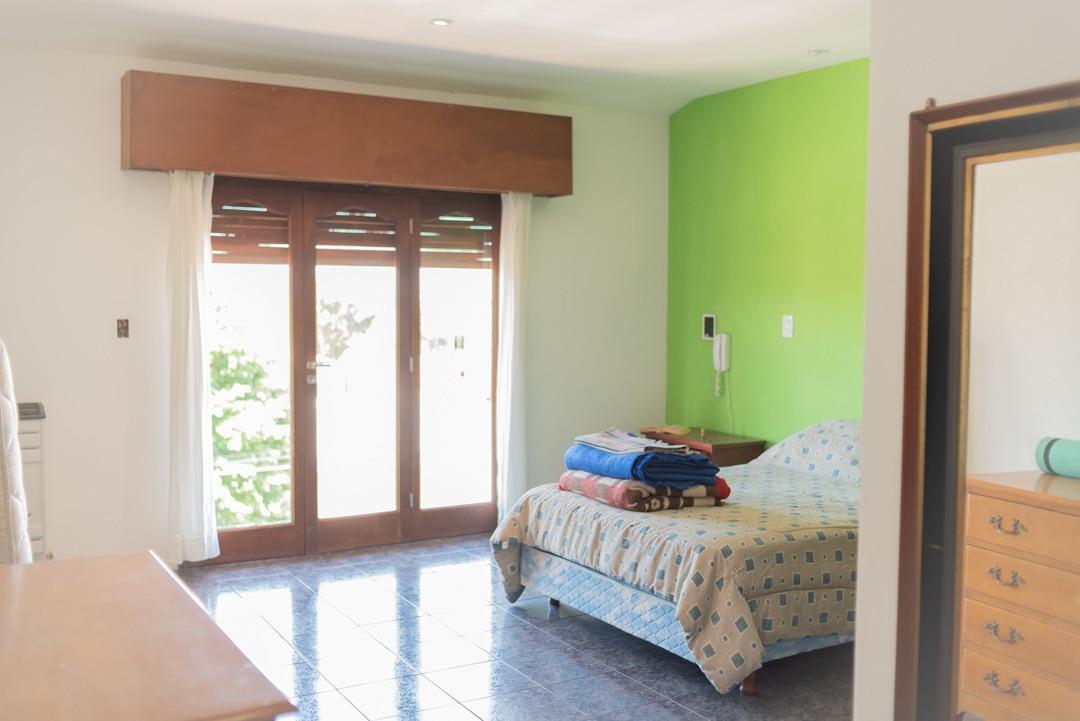 Foto de IMPERDIBLE!! VENDO Chalet 4 amb a la calle c/balcon + galpón, imagen 2