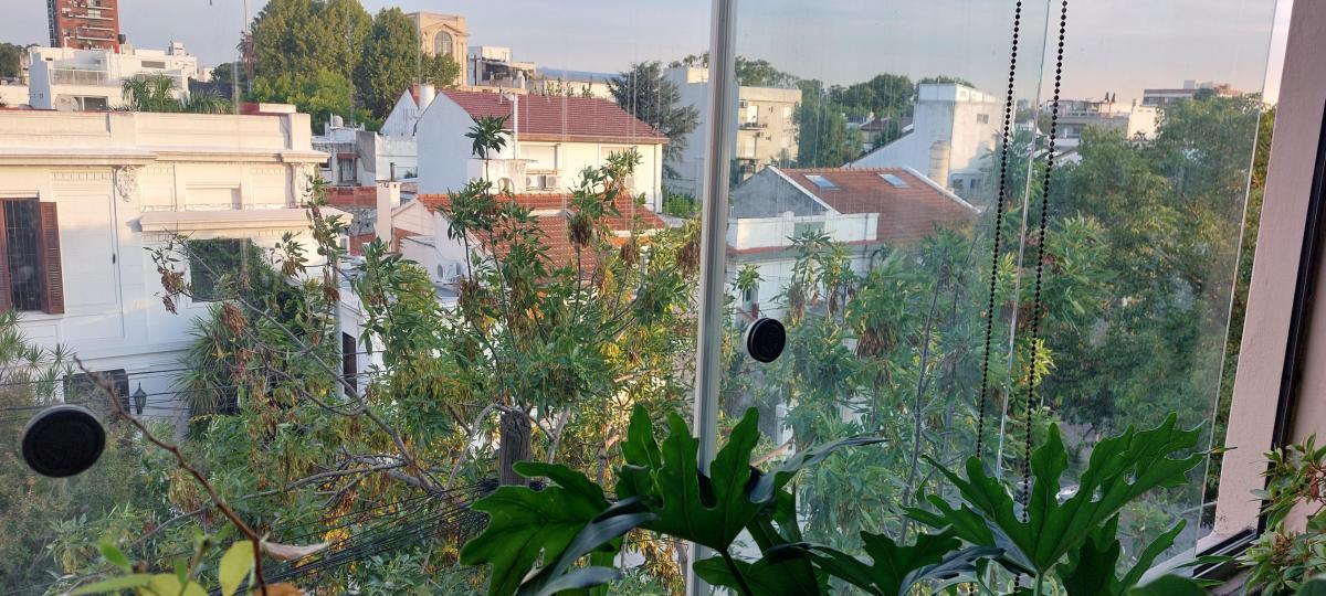 SEMIPISO DE CATEGORIA, 5 AMBIENTES CON DEPENDENCIA , COCHERA Y BAULERA.-