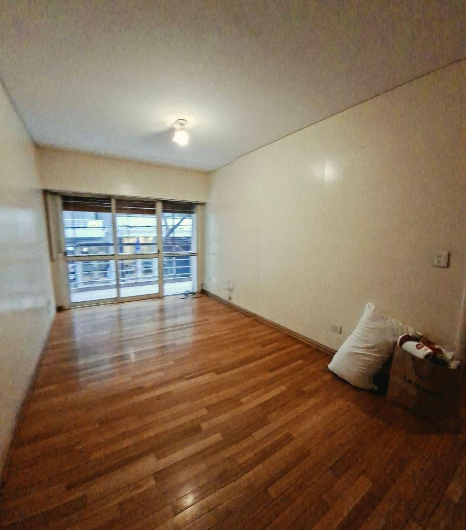 Foto de Amplio dos ambientes al frente con balcon corrido en primer piso., imagen 3