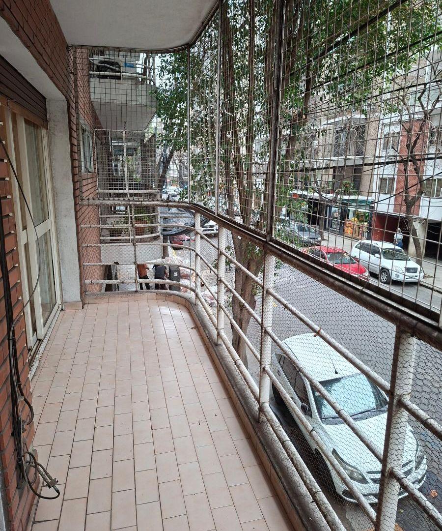 Foto de Amplio dos ambientes al frente con balcon corrido en primer piso., imagen 2