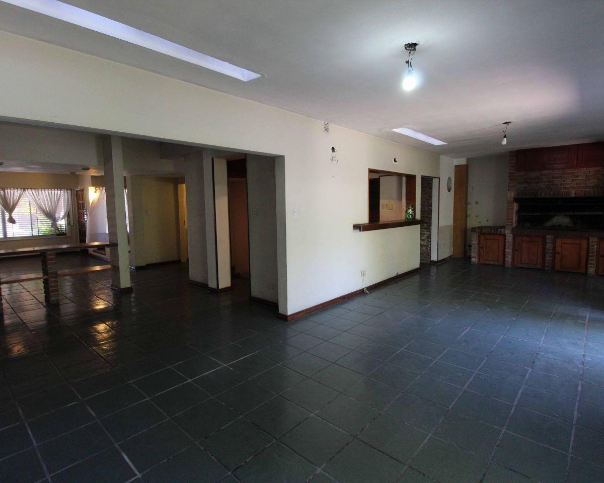 Excelente Chalet 6 Ambientes con Cochera y Piscina 4