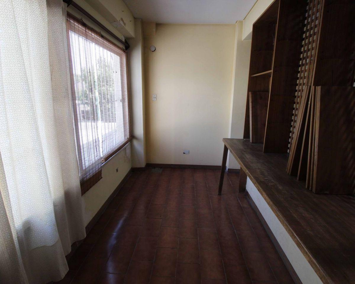 Excelente Chalet 6 Ambientes con Cochera y Piscina 2