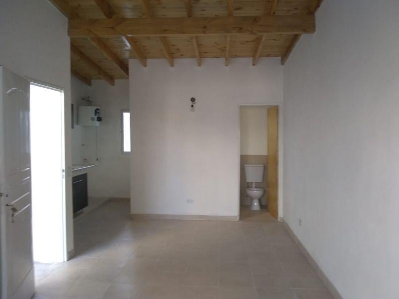 Foto de DEPARTAMENTO 2 AMBIENTES PLANTA BAJA PATIO ESCUCHA OFERTA, imagen 2