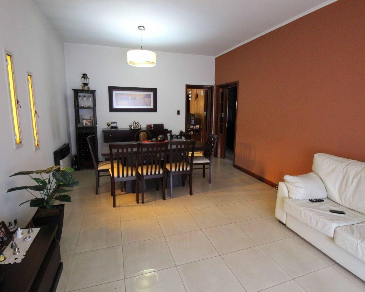 CASA 7 AMBIENTES DIVIDIDA CON COCHERAS ESCUCHA OFERTA